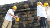Balai Konservasi Borobudur (BKB), melakukan penyemprotan minyak atsiri pada batuan candi untuk menghilangkan lumut. 
