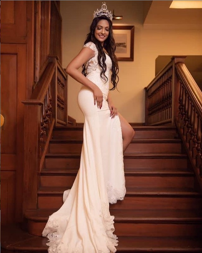 Sebelum jadi Mrs. World 2020, Caroline Jurie bekerja sebagai sales eksekutif di Virgin Mega Store, Dubai. Foto: Instagram/@caroline_jurie_official