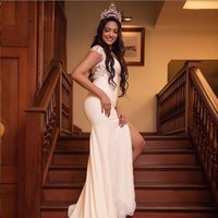 Sebelum jadi Mrs. World 2020, Caroline Jurie bekerja sebagai sales eksekutif di Virgin Mega Store, Dubai. Foto: Instagram/@caroline_jurie_official