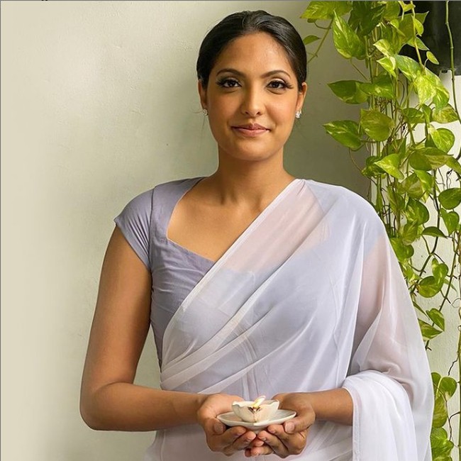 Namun ternyata Caroline Jurie keliru. Panitia menyatakan bahwa Pushpika memang hidup terpisah dari suaminya tapi tidak pernah bercerai. Foto: Instagram/@caroline_jurie_official