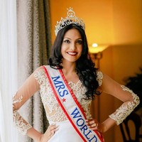 Caroline Jurie merupakan pemenang Mrs Sri Lanka 2019 dan mewakili negaranya di ajang Mrs. World. Ia berhasil keluar sebagai juara dengan menyandang titel Mrs. World 2020. Foto: Instagram/@caroline_jurie_official