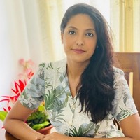 Terkait insiden pencopotan mahkota yang melibatkan dirinya, organisasi Mrs. World sedang melakukan investigasi. Foto: Instagram/@caroline_jurie_official