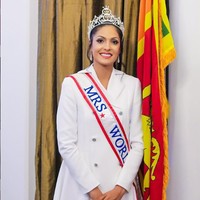 Caroline Jurie melepas paksa mahkota Mrs Sri Lanka 2020 Pushpika De Silva pada Minggu (4/4/2021). Insiden itu terjadi karena dia menilai bahwa sang pemenang melanggar persyaratan, yakni pernah bercerai. Foto: Instagram/@caroline_jurie_official