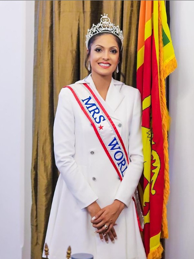 Caroline Jurie melepas paksa mahkota Mrs Sri Lanka 2020 Pushpika De Silva pada Minggu (4/4/2021). Insiden itu terjadi karena dia menilai bahwa sang pemenang melanggar persyaratan, yakni pernah bercerai. Foto: Instagram/@caroline_jurie_official