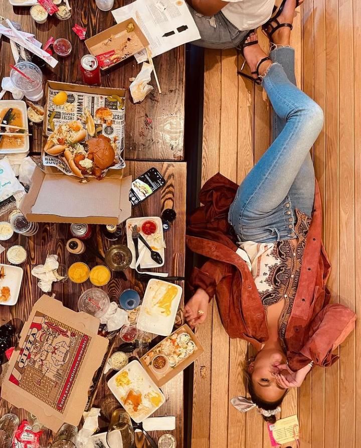 Duh! Chrissy Teigen Dilarikan ke Rumah Sakit Gara-gara Kepedasan