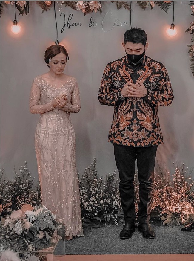 Citra Monica tampil cantik dan anggun saat acara lamarannya dengan Ifan Seventeen. Gaun kebaya modern yang dipilihnya terlihat simple namun elegan. Foto: Instagram/@ifanseventeen