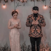 Citra Monica tampil cantik dan anggun saat acara lamarannya dengan Ifan Seventeen. Gaun kebaya modern yang dipilihnya terlihat simple namun elegan. Foto: Instagram/@ifanseventeen