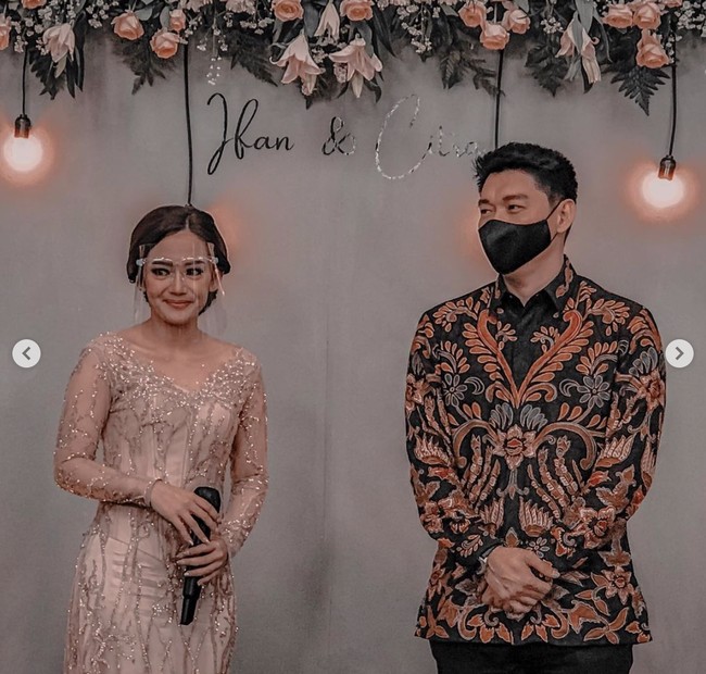 Kebaya berwarna nude yang dipilih Citra memiliki potongan kerah berbentuk V dengan aksen transparan di bagian lengannya. Kebaya tersebut juga dipercantik dengan payet dan aksen tulle membentuk akar di seluruh bagiannya. Foto: Instagram/@ifanseventeen