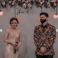 Kebaya berwarna nude yang dipilih Citra memiliki potongan kerah berbentuk V dengan aksen transparan di bagian lengannya. Kebaya tersebut juga dipercantik dengan payet dan aksen tulle membentuk akar di seluruh bagiannya. Foto: Instagram/@ifanseventeen