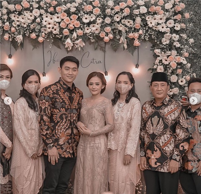 Wanita kelahiran 14 Februari 1985 yang berasal dari Pontianak itu dikenal sebagai seorang model, bintang iklan, dan juga pengusaha. Dirinya memiliki beberapa usahanya sendiri, seperti Kemilau Hijab, Kuzama, Angel Queen Boutique, dan CMN Glow. Foto: Instagram/@ifanseventeen