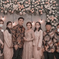 Wanita kelahiran 14 Februari 1985 yang berasal dari Pontianak itu dikenal sebagai seorang model, bintang iklan, dan juga pengusaha. Dirinya memiliki beberapa usahanya sendiri, seperti Kemilau Hijab, Kuzama, Angel Queen Boutique, dan CMN Glow. Foto: Instagram/@ifanseventeen