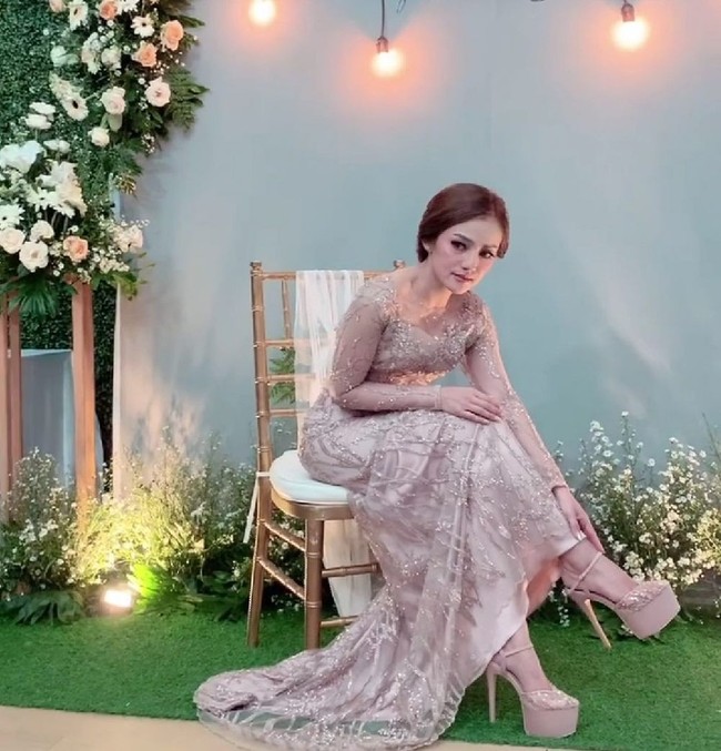 Kebaya yang berbentuk layaknya sebuah gaun panjang itu tampak memiliki sedikit bagian ekor yang menjuntai. Penampilan Citra kian memukau dengan ulasan makeup natural yang dipilihnya serta sepatu high heels berwarna senada. Foto: Instagram.com/jihanindira