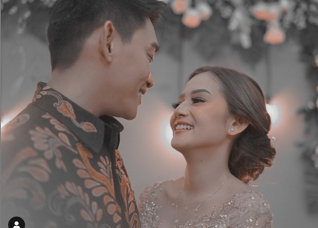 Sedangkan Ivan Seventeen terlihat mengenakan kemeja batik dengan celana panjang hitam. Penampilan keduanya terlihat simple namun tetap memukau.  Foto: Instagram/@ifanseventeen