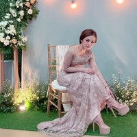 Kebaya yang berbentuk layaknya sebuah gaun panjang itu tampak memiliki sedikit bagian ekor yang menjuntai. Penampilan Citra kian memukau dengan ulasan makeup natural yang dipilihnya serta sepatu high heels berwarna senada. Foto: Instagram.com/jihanindira