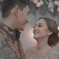 Sedangkan Ivan Seventeen terlihat mengenakan kemeja batik dengan celana panjang hitam. Penampilan keduanya terlihat simple namun tetap memukau.  Foto: Instagram/@ifanseventeen