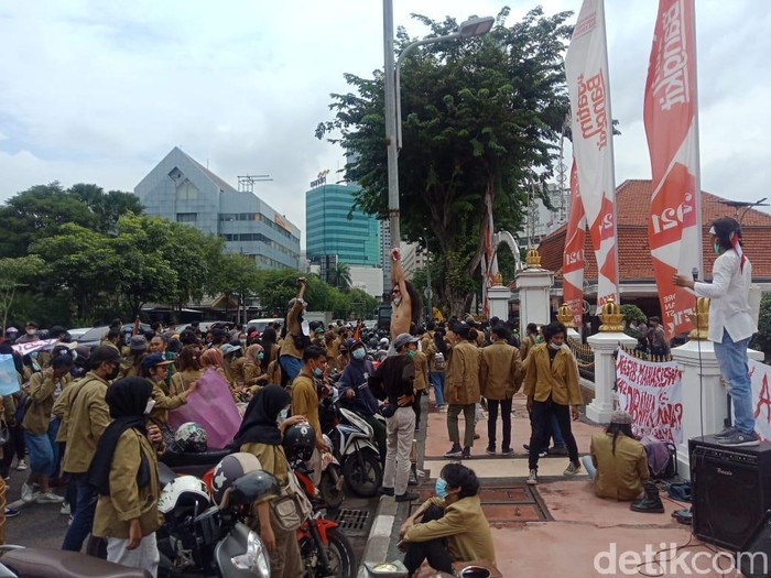 Ratusan mahasiswa dan dosen Sekolah Tinggi Kesenian Wilwatikta (STKW) Surabaya demo di depan Gedung Negara Grahadi, Kamis (8/4). Mereka menuntut Gubernur Jatim membubarkan yayasan di STKW.