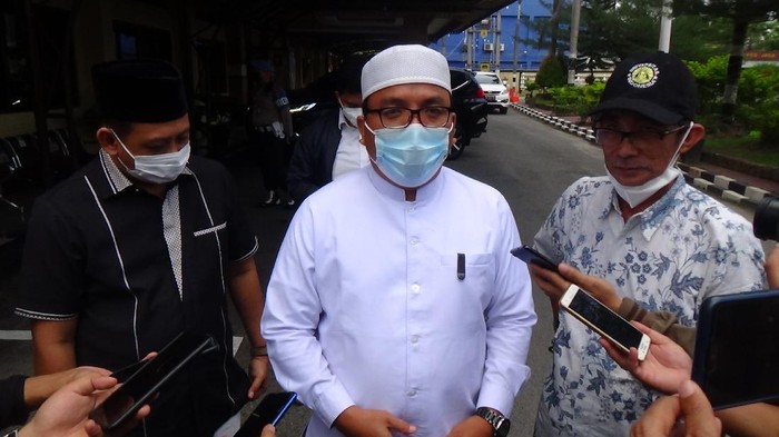 Denny Indrayana usai membuat laporan polisi di Polda Kalsel, Banjarmasin, Kamis (8/4/2021).