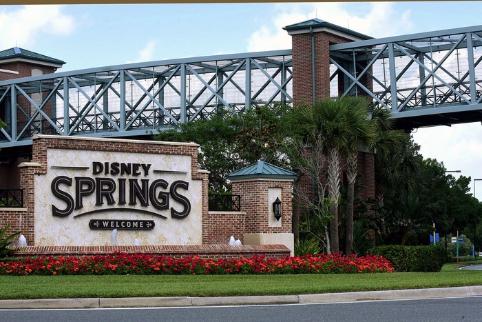 Ada ada saja kelakuan turis di Disney World, ada yang enggan pakai masker hingga ludahi karyawan. Ada pula yang tak mau diperiksa suhu.