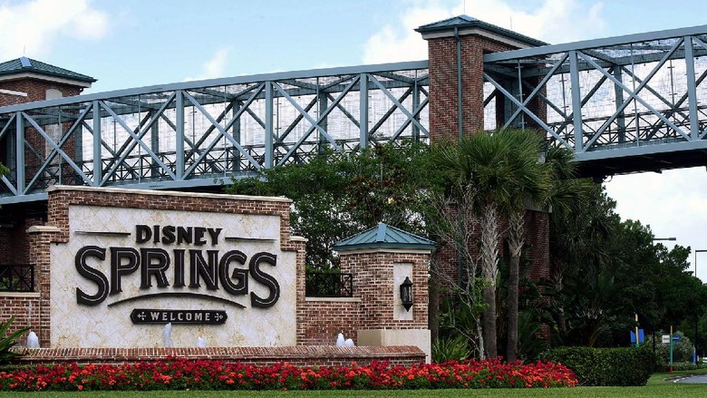Disney Springs Ada ada saja kelakuan turis di Disney World, ada yang enggan pakai masker hingga ludahi karyawan. Ada pula yang tak mau diperiksa suhu.