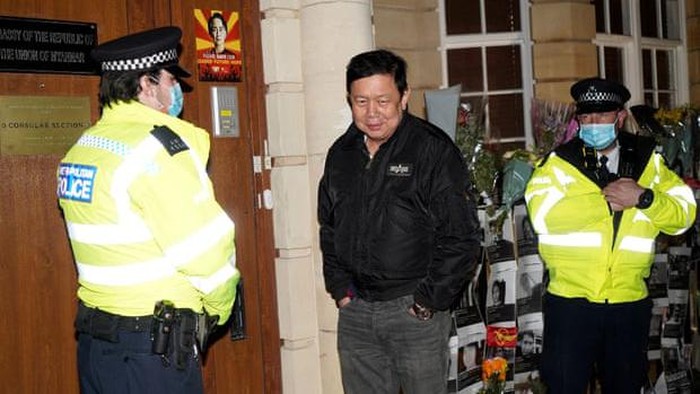Dubes Myanmar untuk Inggris, Kyaw Zwar Minn, tak bisa masuk ke kantornya di London. (Niklas Halle’n/AFP/Getty Images)