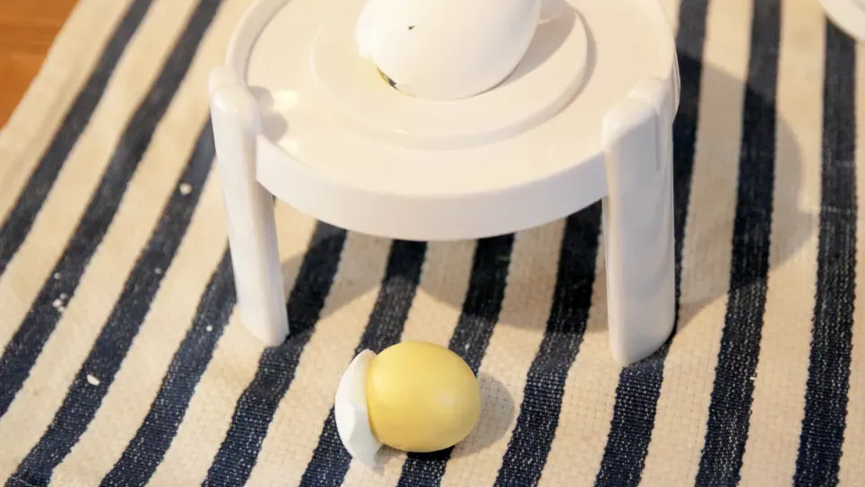 Eggstractor, Alat Pengupas Telur Rebus Unik yang Memakai Tekanan Udara