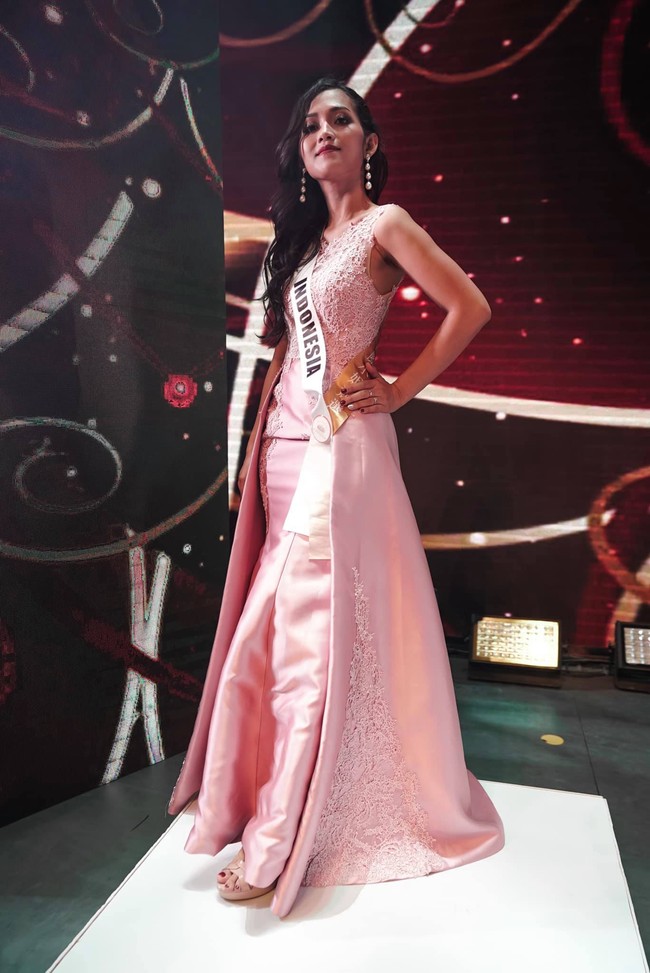 Nama Era Setyowati kini hangat diperbincangkan karena pengakuannya menikah siri dengan salah satu komisaris BUMN Professor Muradi. Era mengadu ke Komnas Perlindungan Anak Indonesia (KPAI) karena anaknya hasil pernikahannya dengan sang professor sekarang ditelantarkan pria tersebut. Foto: Dok. Facebook Miss Landscape International