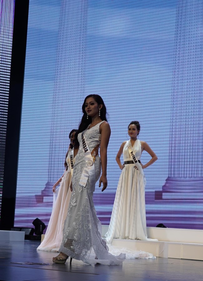 Era Setyowati tampil mengenakan gaun malam serba putih di malam grand final Miss Landscapes International 2019 yang digelar pada 5 Juni 2019. Foto: Dok. Facebook Miss Landscape International