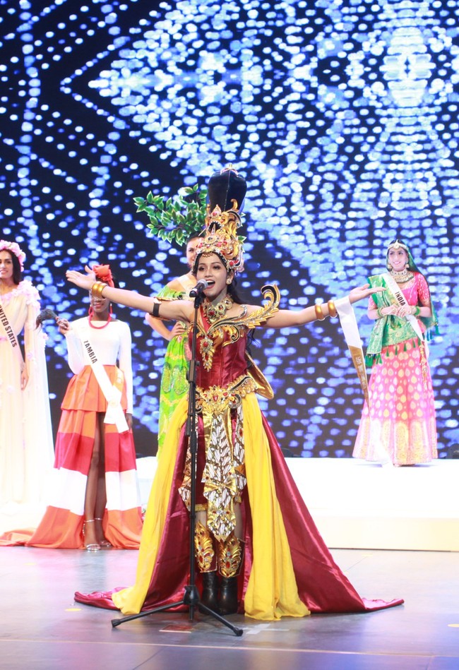 Sierra atau Era Setyowati kembali mengenakan kostum nasional di sesi penjurian atau kompetisi preliminary di ajang Miss Landscapes International 2019. Era memakai kostum serba merah dengan detail kain batik dan selendang yang membuatnya bak tokoh wayang orang. Foto: Dok. Facebook Miss Landscape International