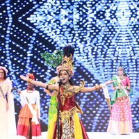 Sierra atau Era Setyowati kembali mengenakan kostum nasional di sesi penjurian atau kompetisi preliminary di ajang Miss Landscapes International 2019. Era memakai kostum serba merah dengan detail kain batik dan selendang yang membuatnya bak tokoh wayang orang. Foto: Dok. Facebook Miss Landscape International