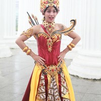 Salah satu penampilan Era Setyowati saat melakukan pemotretan memakai kostum nasional di ajang Miss Landscapes International 2019. Foto: Dok. Facebook Miss Landscape International