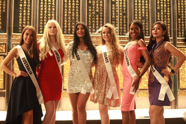 Era Setyowati berpose bersama finalis Miss Landscapes International 2019 lainnya yang datang dari berbagai negara. Pada ajang kontes kecantikan ini, Era belum berhasil meraih gelar. Foto: Dok. Facebook Miss Landscape International