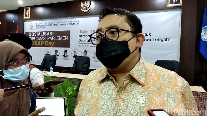 Fadli Zon usai menghadiri acara di Universitas Sebelas Maret (UNS) Solo, Kamis (8/4/2021). Fadli Zon usai menghadiri acara di Universitas Sebelas Maret (UNS) Solo, Kamis (8/4/2021).