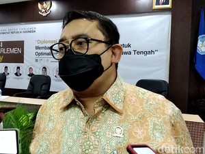Fadli Zon Positif Terinfeksi COVID-19 dan Manfaat Vaksinasi