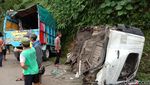 Foto Kecelakaan Kontainer Tabrak Truk dan Mobil di Purworejo