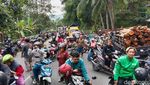 Foto Kecelakaan Kontainer Tabrak Truk dan Mobil di Purworejo