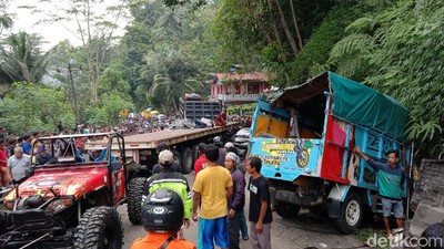 Foto Kecelakaan Kontainer Tabrak Truk dan Mobil di Purworejo