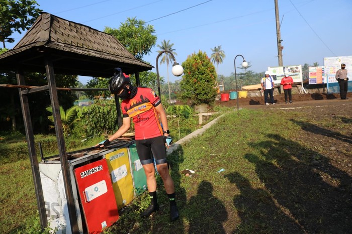 Gubernur Jawa Tengah Ganjar Pranowo memantau proyek penataan Kawasan Candi Borobudur dengan melakukan gowes keliling Magelang.