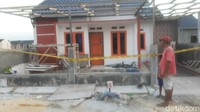 Merasa curiga, pemilik rumah kemudian mendatangi rumah. Namun saat digedor dari luar tak ada jawaban ketiga tukang yang terakhir diketahui bernama Arif (28), Riki (27) dan Irfan (22).