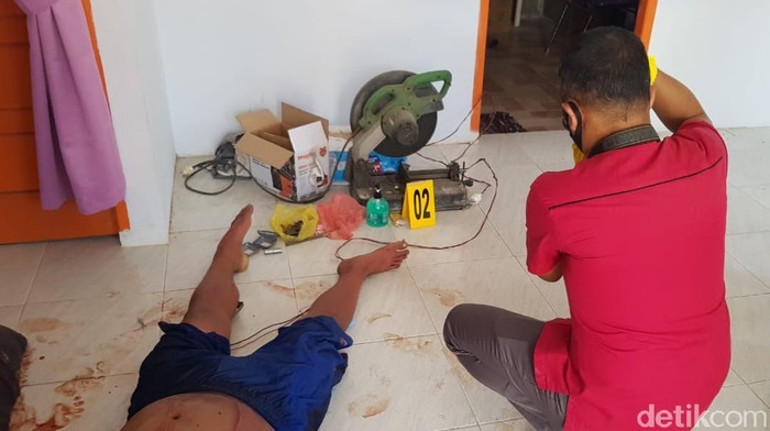 Geger Penemuan Seorang Kuli Tewas dan 2 Kritis di Riau Warga di Jalan Teropong yang berada dk perbatasan Kampar-Pekanbaru, Riau dibuat geger penemuan tukang dalam kondisi sekarat. Salah satunya bahkan meninggal.