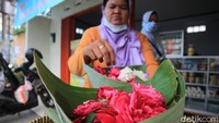 Penjualan bunga tabur meningkat 100 persen seiring kebutuhan warga ziarah kubur jelang bulan puasa.