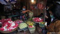 Bunga tabur dipasarkan pada kisaran harga Rp 35 ribu sampai Rp 65 ribu.