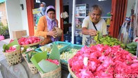 Berbagai jenis kembang dengan wangi yang khas dijual di tempat ini.