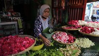 Penjual bunga tabur menjajakan dagangngannya untuk ziarah kubur jelang bulan puasa di Bantul, Yogyakarta, Kamis (8/4/2021).