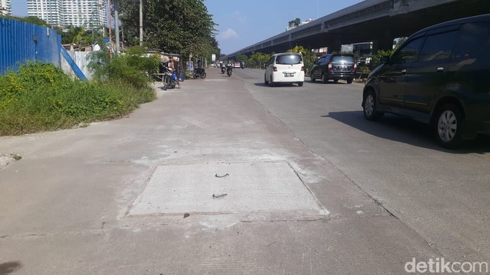 Gorong-gorong rusak di Jl KH Noer Ali dekat Grand Metropolitan Mall, kini telah diperbaiki. Kondisi 8 April 2021. (Afzal NI/detikcom)
