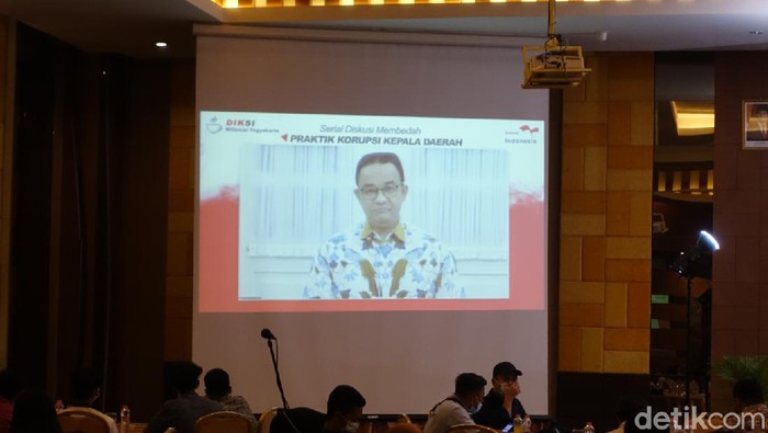 Gubernur DKI Jakarta Anies Baswedan bicara soal mencegah korupsi di DKI Jakarta saat diskusi daring dengan mahasiswa Yogya