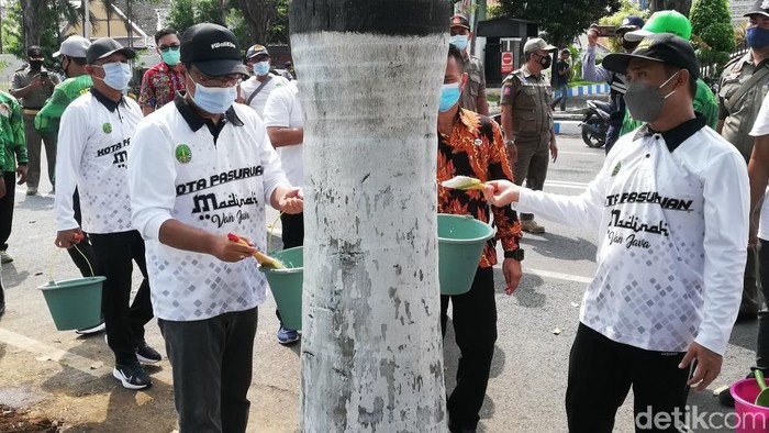 Wali Kota Pasuruan Saifullah Yusuf (Gus Ipul) me-launching Laskar Sapu Bersih (LSB). Laskar yang beranggotakan ratusan orang ini bertugas menjaga kebersihan kota selama 24 jam.