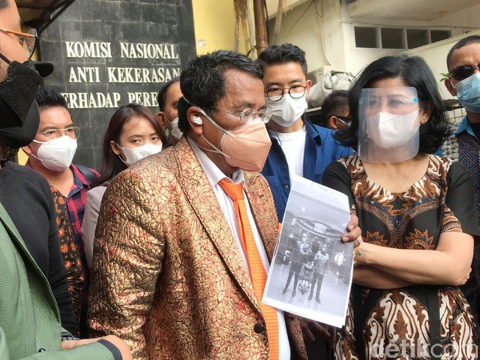 Hotman Paris dan Desiree Tarigan saat ditemui di Komnas Perempuan.