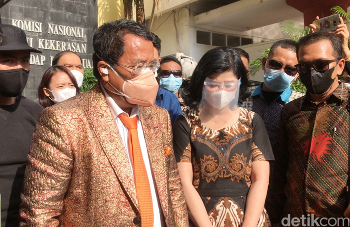 Hotman Paris dan Desiree Tarigan saat ditemui di Komnas Perempuan.