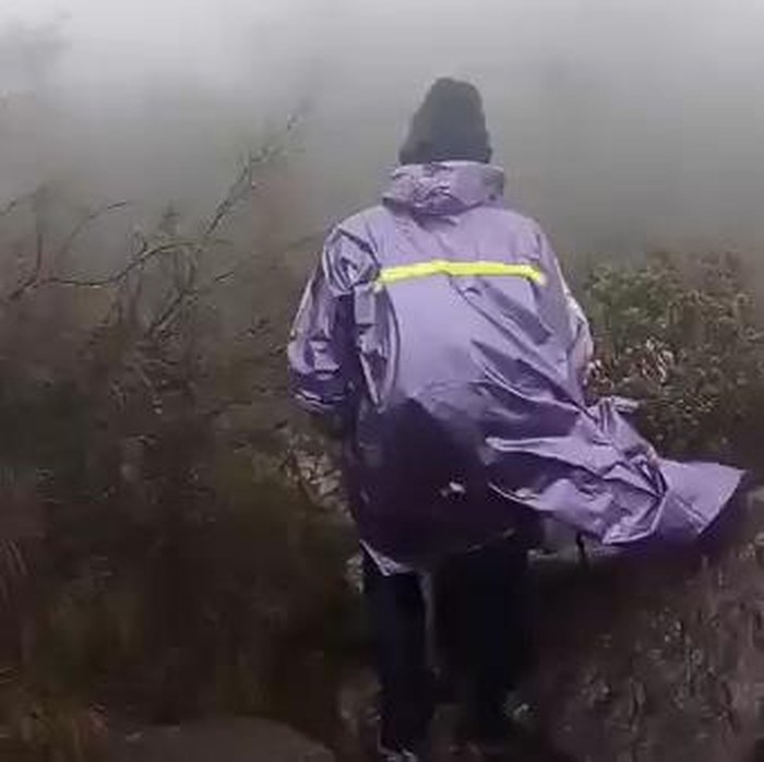 Hujan es dan badai melanda Gunung Arjuno-Welirang. Akibatnya, jalur pendakian kembali ditutup.