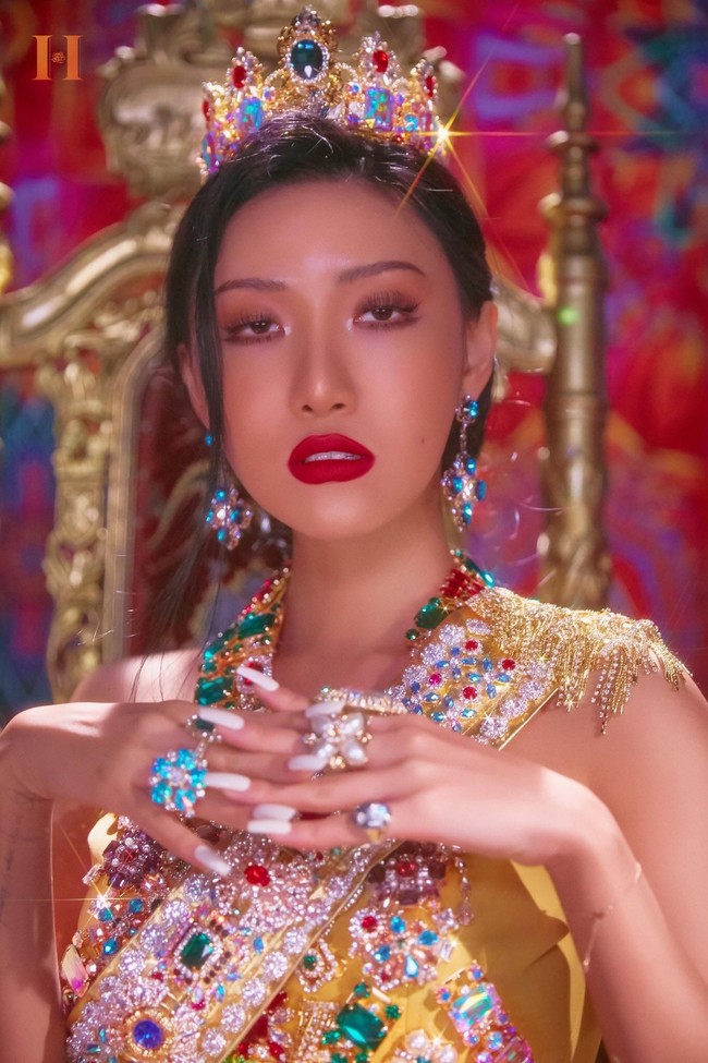 Hwasa MamamooArtis KPop lain yang dinilai berprestasi dan berpengaruh tahun ini adalah Hwasa. Pemilik nama asli Ahn Hye Jin ini jadi perbincangan setelah merilis solo berjudul Maria. Ia pun menjadi artis solo Korea wanita pertama yang memuncaki tangga lagu album di iTunes Amerika Serikat. Foto: dok. RBW Entertainment